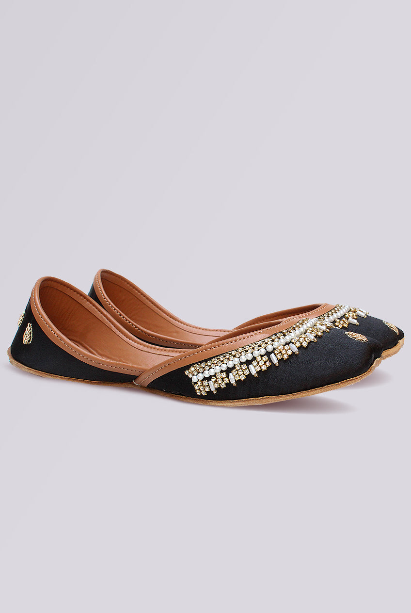 Lunara Beige Pearl Embellished Khussa
