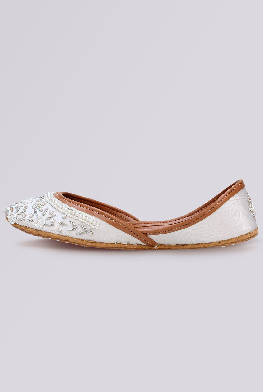 Ivoria Floral Embroidered Khussa