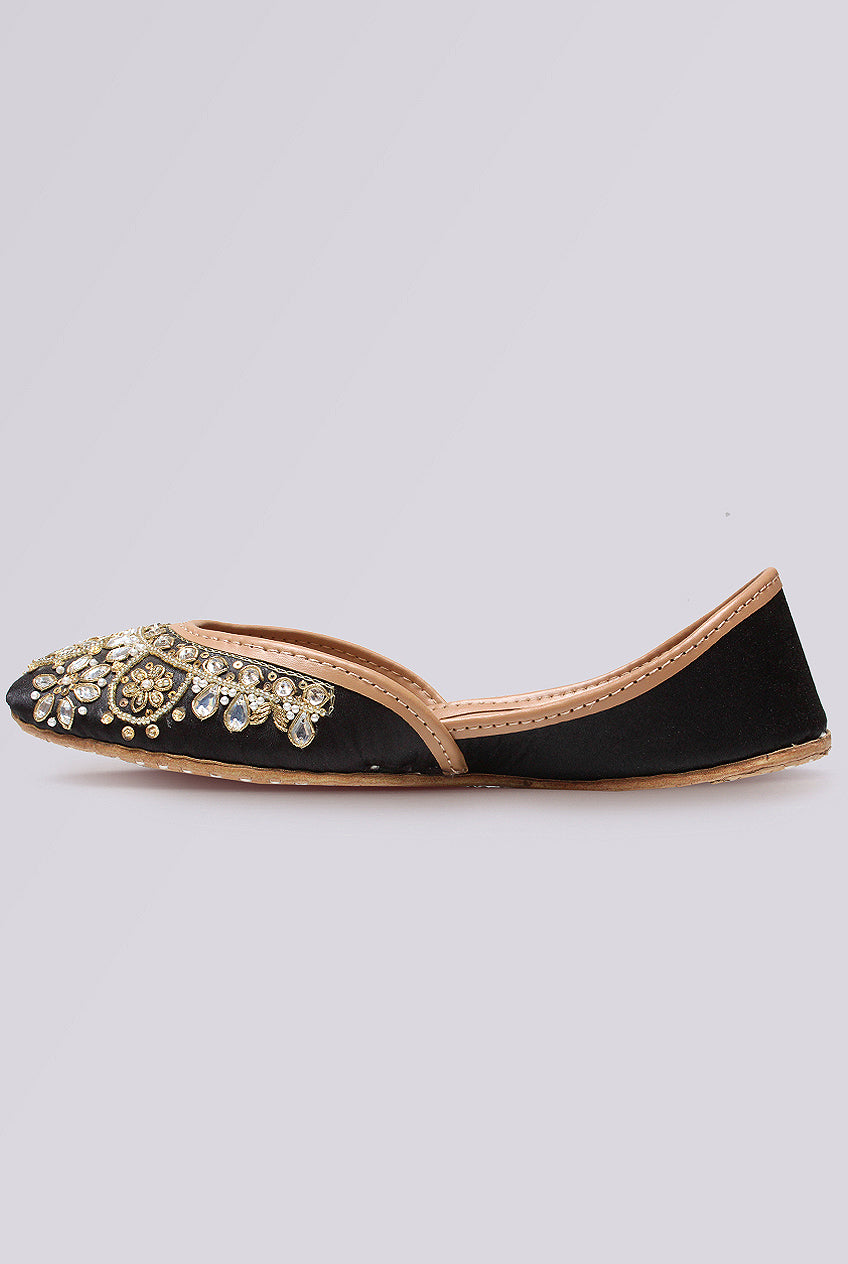 Elysia Pearl Floral Embroidered Khussa