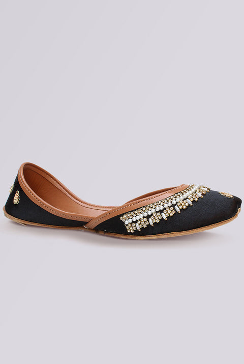 Lunara Beige Pearl Embellished Khussa