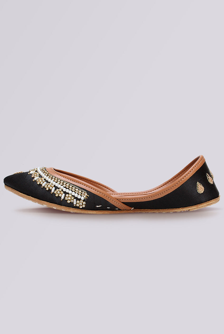 Lunara Beige Pearl Embellished Khussa